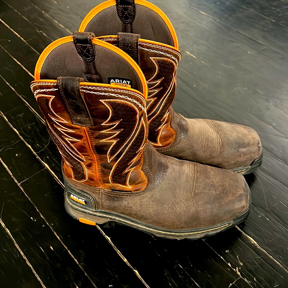 Brown Ariat men’s work boots. Square composite toe.